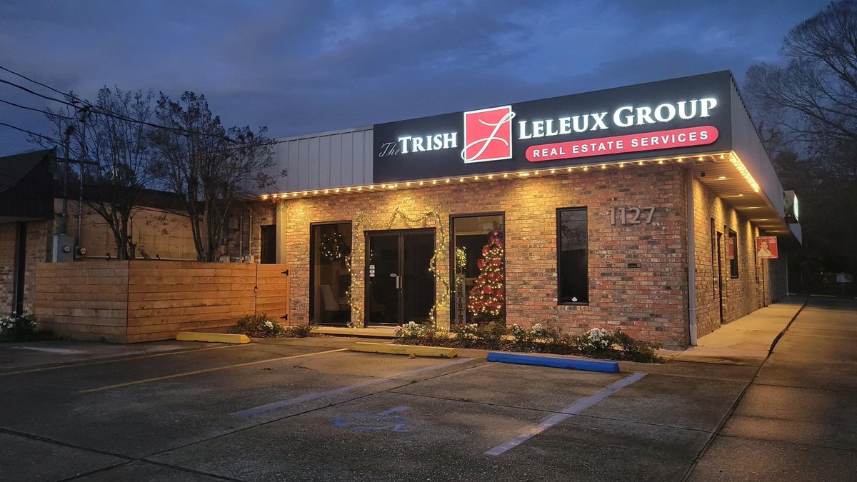 trishleleux's tweet photo. Thank you to our Elves for the beautiful decorating for our first Christmas at our location on Texas Ave. While you're in Mid-City Alexandria swing by, get a cup of coffee☕️, some sweet treats🍪🍬, enjoy the Holiday Spirit with us ❤️🎄🎅 #TheTrishLeleuxGroup #signatureservice https://t.co/JLkh6HyeQS
