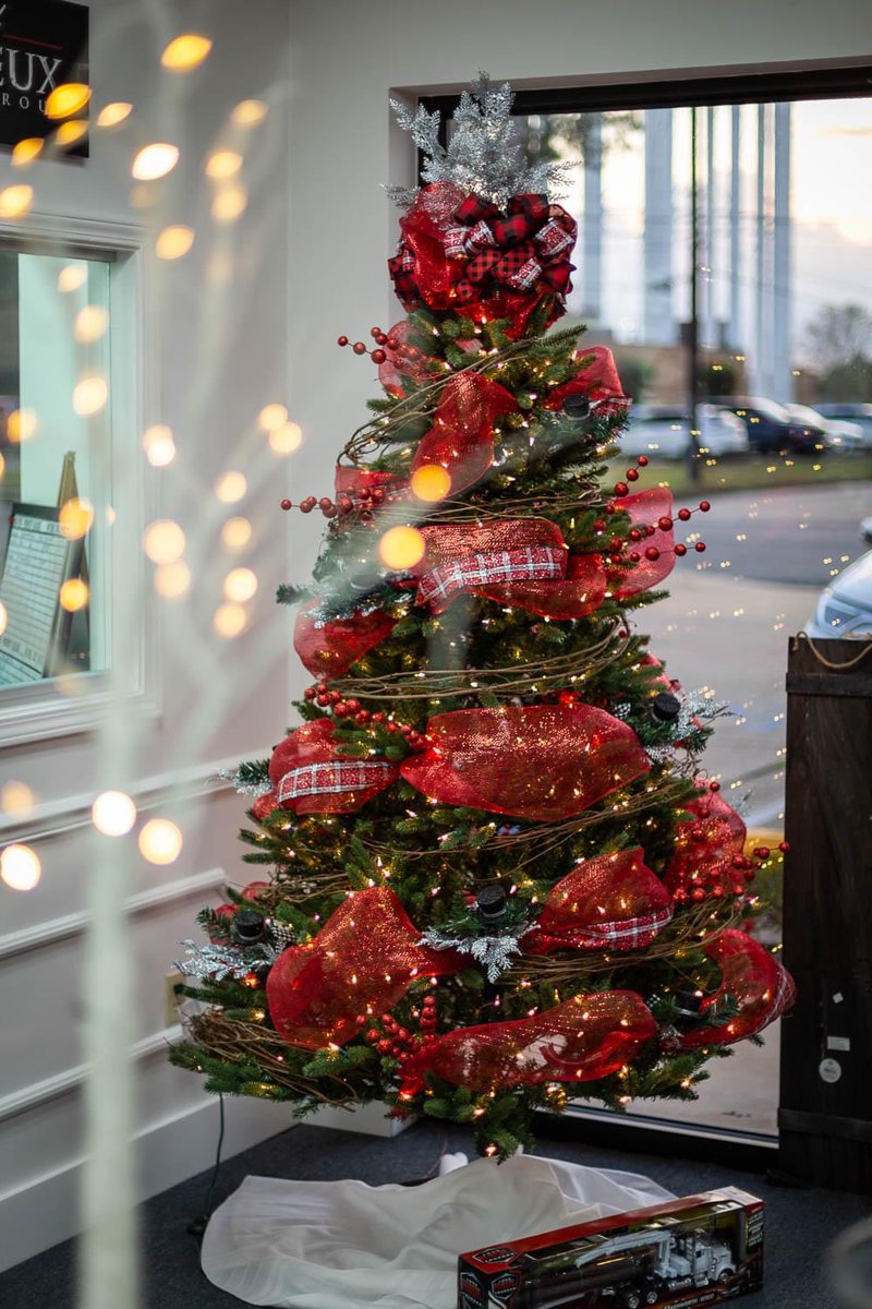 trishleleux's tweet photo. Thank you to our Elves for the beautiful decorating for our first Christmas at our location on Texas Ave. While you're in Mid-City Alexandria swing by, get a cup of coffee☕️, some sweet treats🍪🍬, enjoy the Holiday Spirit with us ❤️🎄🎅 #TheTrishLeleuxGroup #signatureservice https://t.co/JLkh6HyeQS