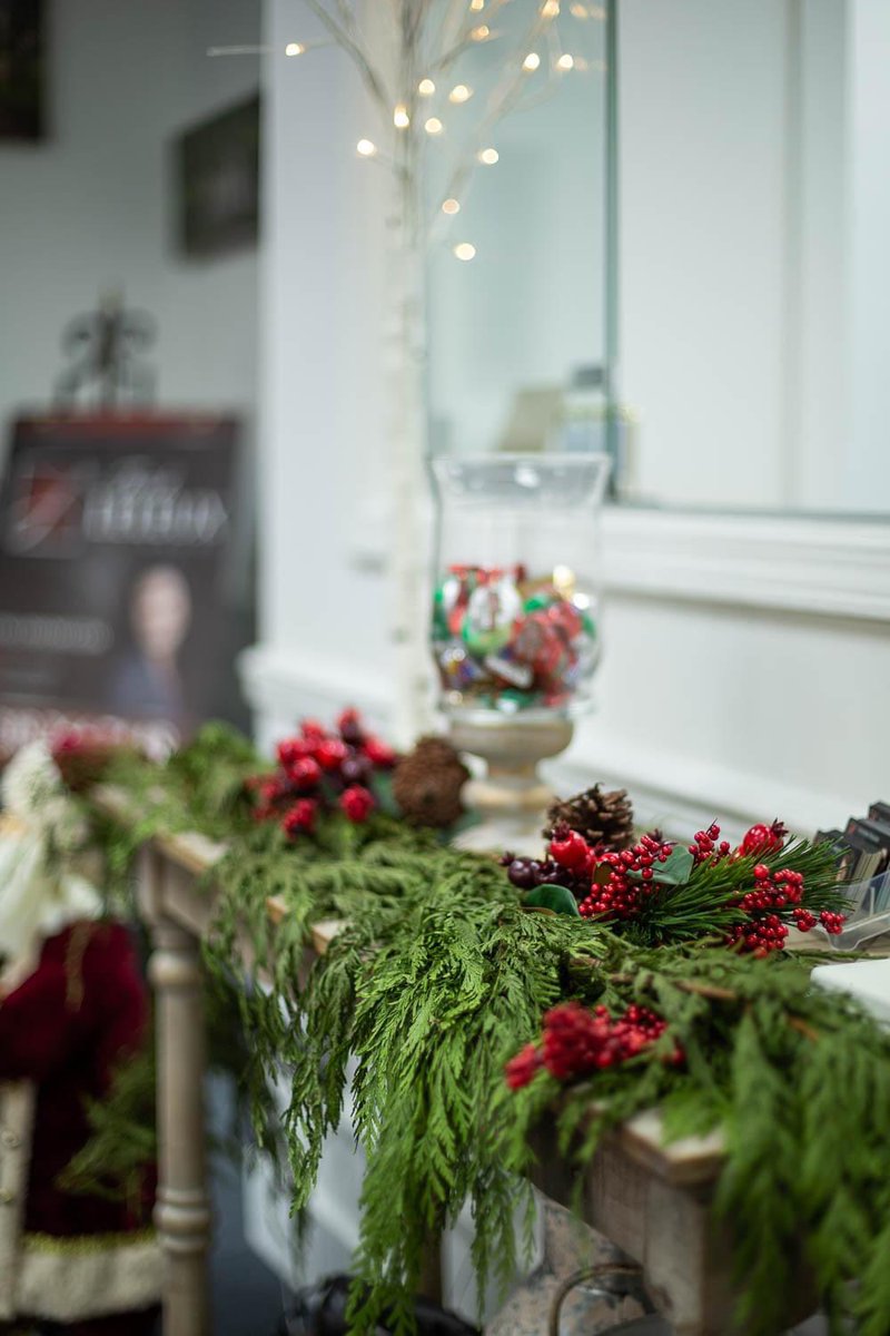 trishleleux's tweet photo. Thank you to our Elves for the beautiful decorating for our first Christmas at our location on Texas Ave. While you're in Mid-City Alexandria swing by, get a cup of coffee☕️, some sweet treats🍪🍬, enjoy the Holiday Spirit with us ❤️🎄🎅 #TheTrishLeleuxGroup #signatureservice https://t.co/JLkh6HyeQS