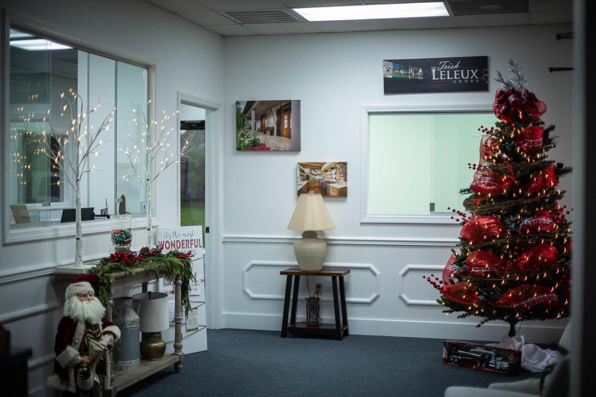 trishleleux's tweet photo. Thank you to our Elves for the beautiful decorating for our first Christmas at our location on Texas Ave. While you're in Mid-City Alexandria swing by, get a cup of coffee☕️, some sweet treats🍪🍬, enjoy the Holiday Spirit with us ❤️🎄🎅 #TheTrishLeleuxGroup #signatureservice https://t.co/JLkh6HyeQS
