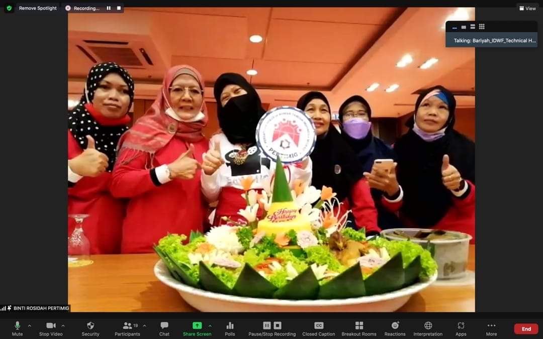 ErmaWat74102398's tweet photo. Kami siap berjuang bersama teman2 untuk mendapatkan hak hak kami sebagai pekerja rumah tangga,melalui organisasi Pertimig.. https://t.co/VsGvjnVV75