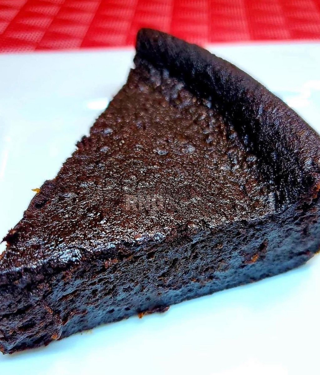 VisitSVG's tweet photo. At first glance it resembles chocolate cake, but the deep dark color comes from dried macerated fruits. Prunes, currants, raisins, and glaced cherries are chopped finely then soaked in red wine and rum. The fruit mixture is added to batter with aromatic flavorings and warm spices https://t.co/Cw5UPMFeCp