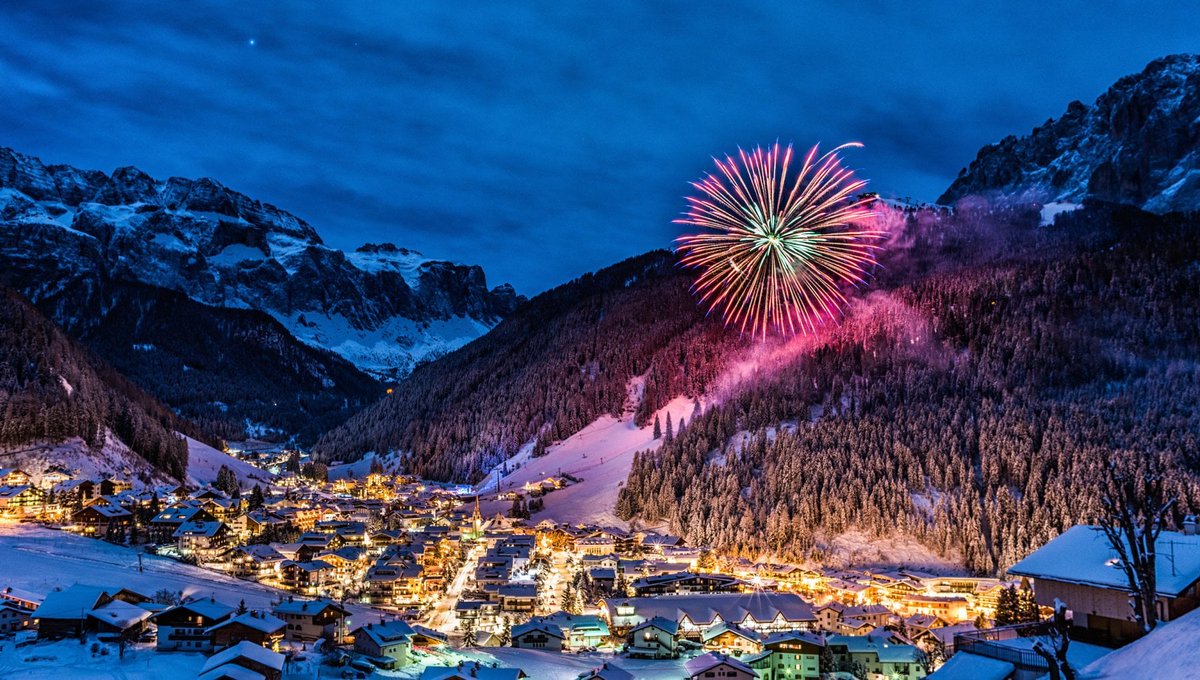 домбай зимой. домбай горнолыжный курорт ночью. новогодняя швейцария горнолыжка. домбай курортный посёлок горы. тур на выходные.