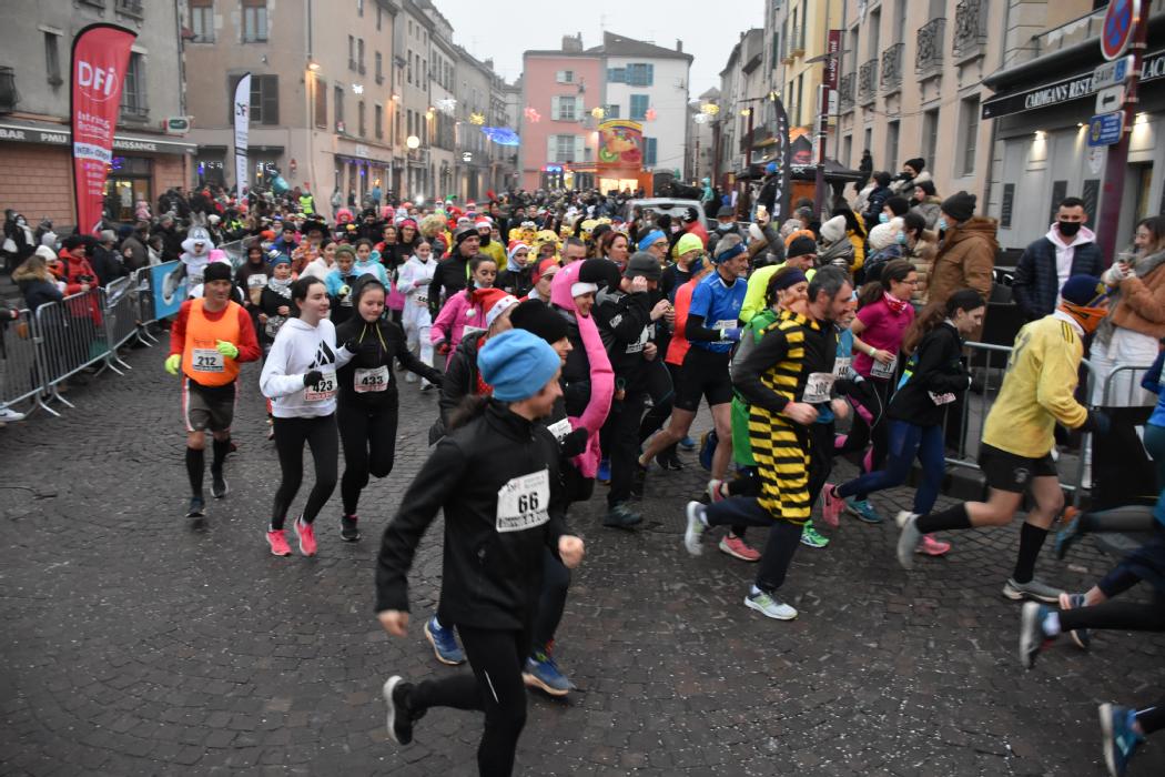 LaMontagne_TDS's tweet photo. #Running : en images, la #Corrida de Noël de #Brioude (#HauteLoire) remportée par Quentin #Meyleu (#ASM athlétisme)
https://t.co/OMegTHLzkA https://t.co/8WM57c8q3M