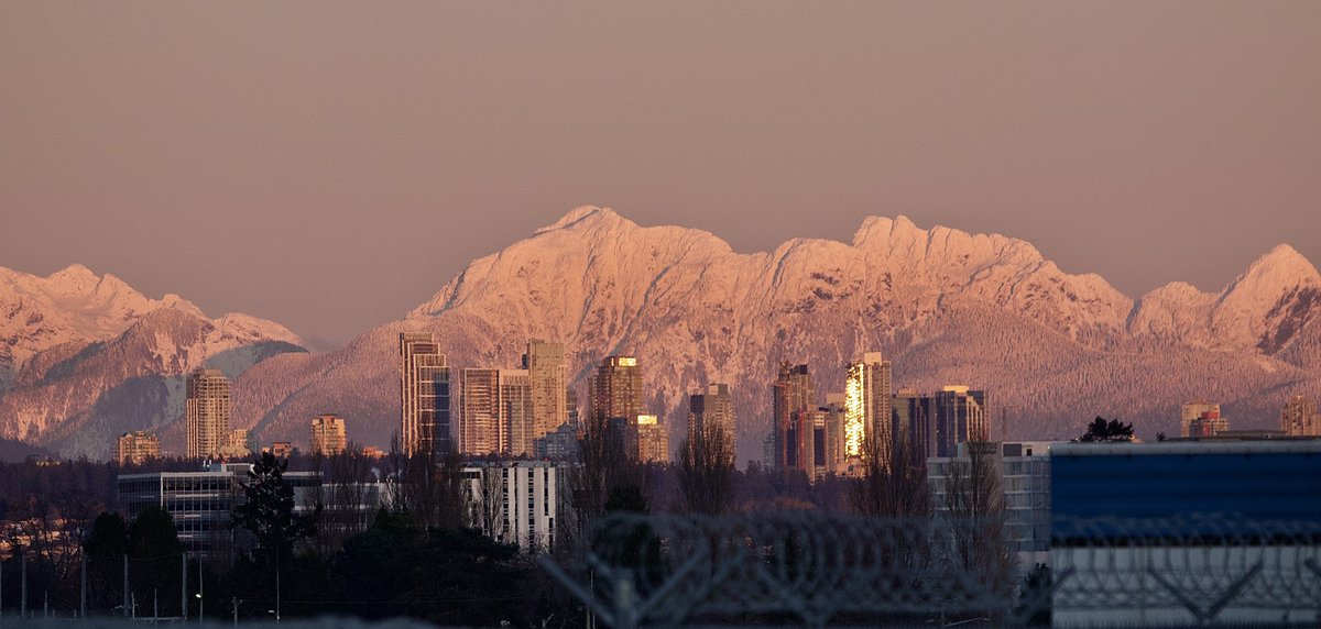 JGrunsell's tweet photo. Views from YVR South Terminal this afternoon. Winter is here. #vancouverwinter #bcmountains #sunset @Carolinewhite40 @GoldAuraHealing @Snugbucket @aerohistorian @cvvhrn https://t.co/2nl3Ex0UCW