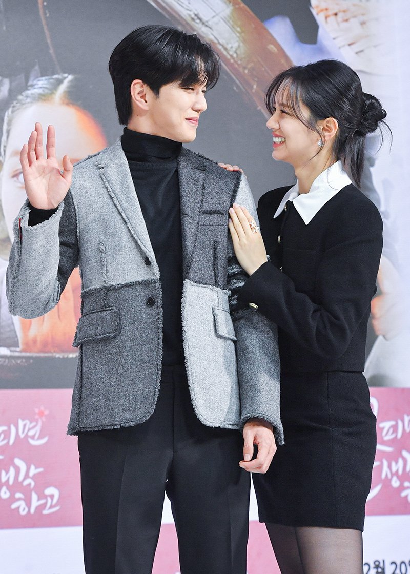 yoohopegum's tweet photo. Aaaahhh eu amo tanto eles ❤️😍❤️😍❤️

#YooSeungHo #Hyeri 
#Moonshine https://t.co/Q5SGtfm29K