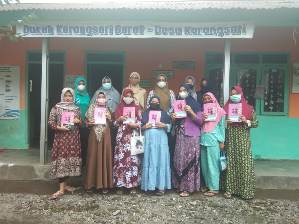 kelas ibu hamil dusun karangsari barat bersama ketua TP PKK, kader PPKBD, PLKB