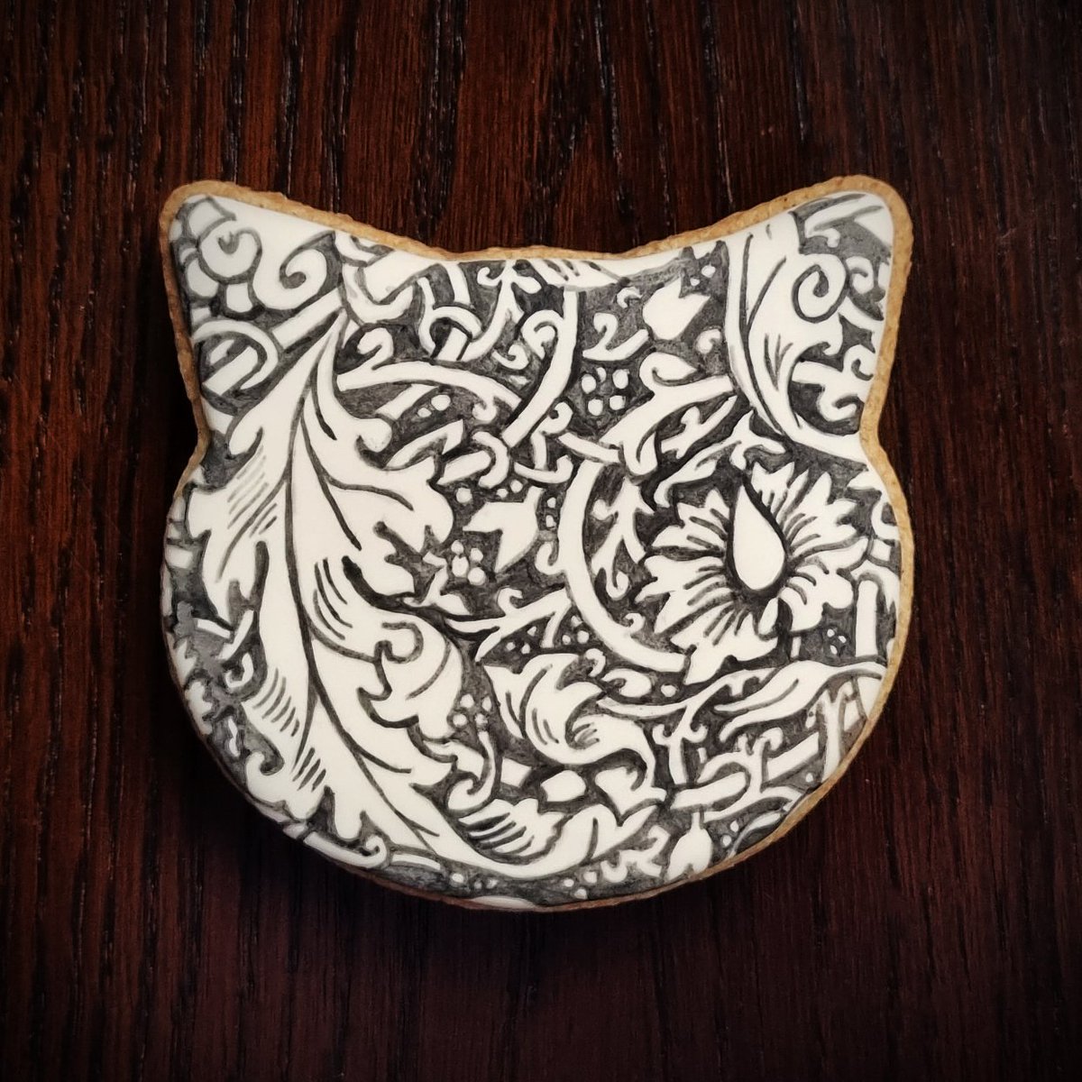 EllaMcHawk's tweet image. Just a little biscuit inspired by an 1892 edition of Reynard the Foxe (printed by the Kelmscott Press, which was founded by William Morris). 🍪