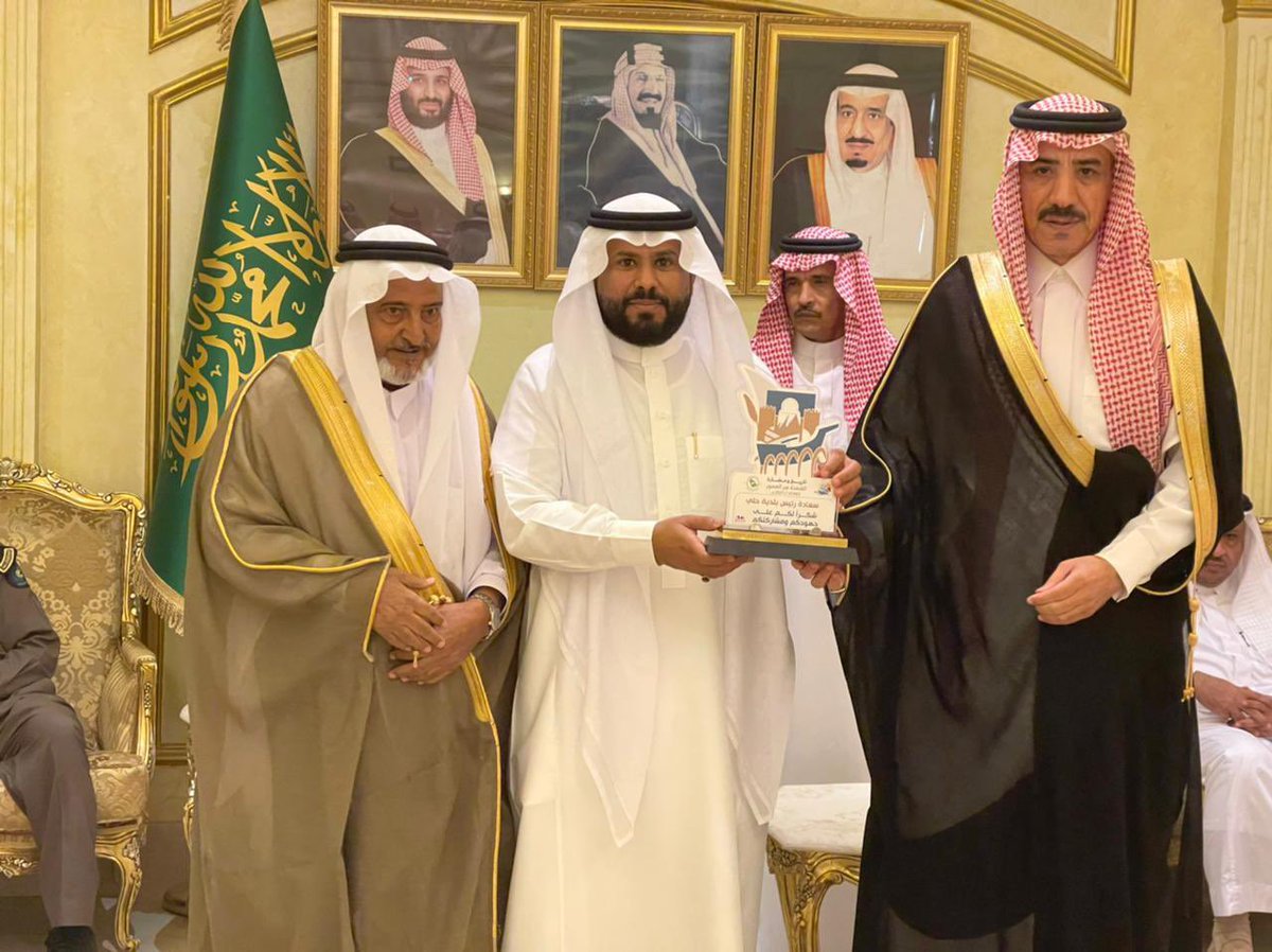 baladiat_hali's tweet photo. تكريم بلدية حلي من قبل سعادة محافظ القنفدة أ| محمد القباع، وذلك لمشاركة البلدية في ملتقى تاريخ وحضارة القنفذة عبر العصور، تسلمها رئيس البلدية م| سليمان الذيـبي. https://t.co/DL6znbLcgw