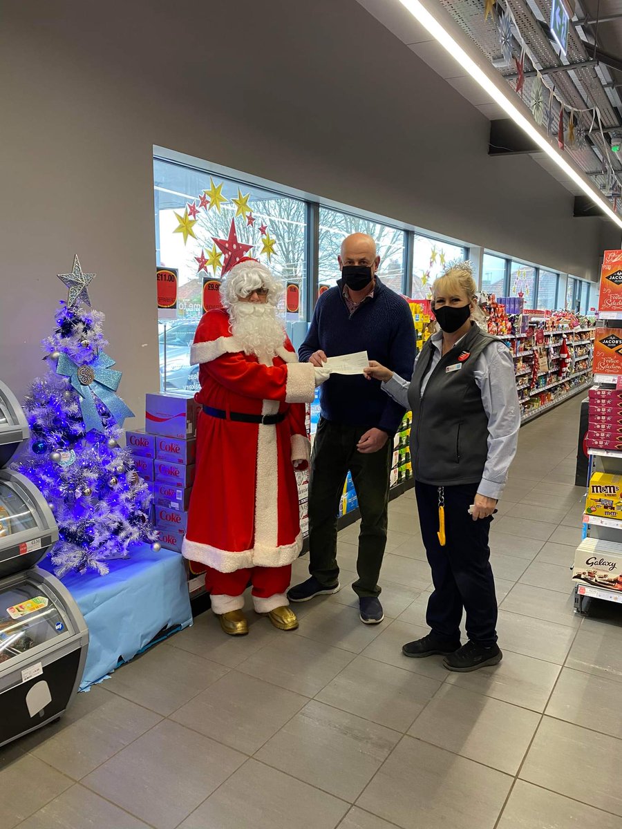 OliThompsoncoop's tweet photo. Great to see @mariaxxxxxx and her amazing team at #SanfordCoop handing over our last community grant for the year to Wareham Christmas lights! Really helped add an extra touch of magic this year! Go team Sandford! #SWMPs #BeingCoop #ITSWHATWEDO #christmas https://t.co/MbvwvnOOn8
