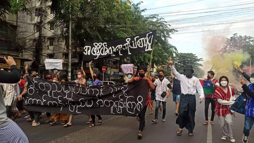 GenStrikeCom's tweet photo. "Representing The Oppressed Civilians"

#Kyimyintine Youth Strike Committee evening protest in #Yangon in solidarity with ethnics brothers and sisters in #Myanmar.

' ခွင့်တူညီမျှဝါဒ ကျင့်သုံးဖို့ တောင်တန်းပြည်မ အတူရုန်းကြစို့ ' 

#KYSC #Dec20Coup 
#WhatIsHappeningInMyanmar https://t.co/wVP0KZzL7v