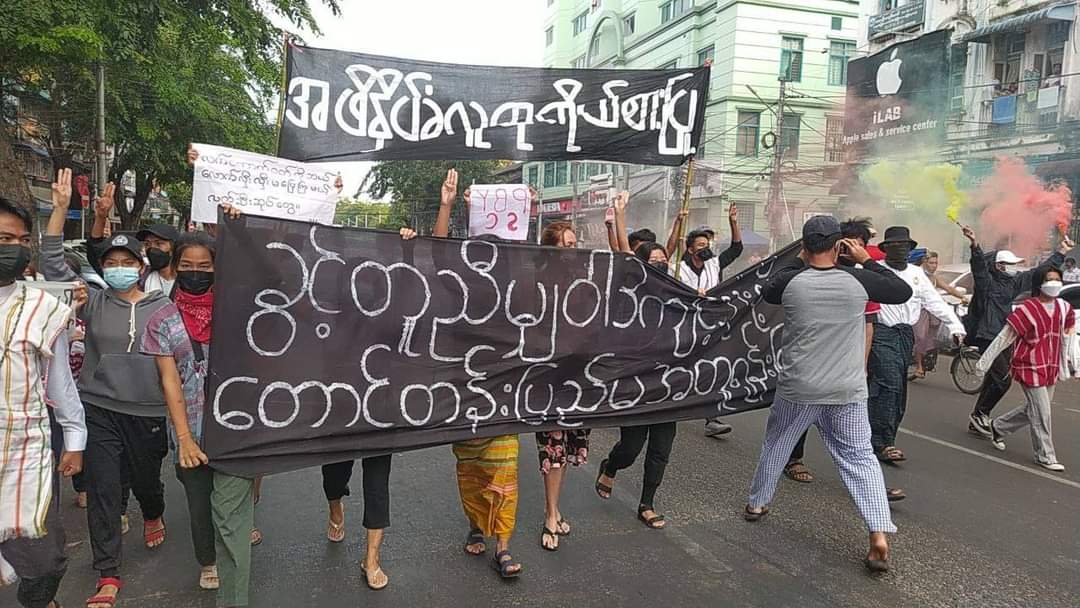 GenStrikeCom's tweet photo. "Representing The Oppressed Civilians"

#Kyimyintine Youth Strike Committee evening protest in #Yangon in solidarity with ethnics brothers and sisters in #Myanmar.

' ခွင့်တူညီမျှဝါဒ ကျင့်သုံးဖို့ တောင်တန်းပြည်မ အတူရုန်းကြစို့ ' 

#KYSC #Dec20Coup 
#WhatIsHappeningInMyanmar https://t.co/wVP0KZzL7v