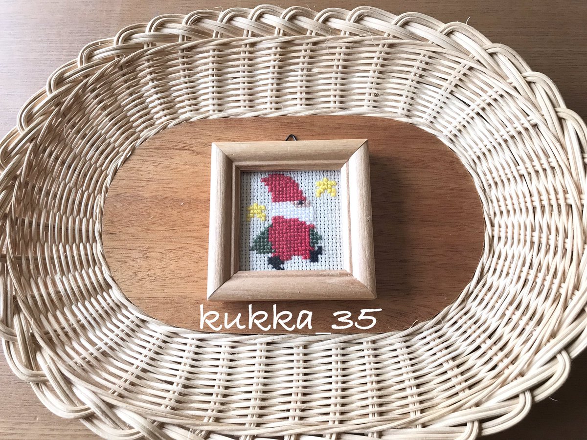kukka_35's tweet photo. 北欧の妖精トムテ、完成してます🪡
2枚目はヴィンテージのタペストリー、とっても可愛いです🥰
#JERRYROUPE
#ジェリーロウプ
#クロスステッチで楽しむ北欧の妖精トムテ
#刺繍
#クロスステッチ
#トムテ https://t.co/PxWIjMf8t1