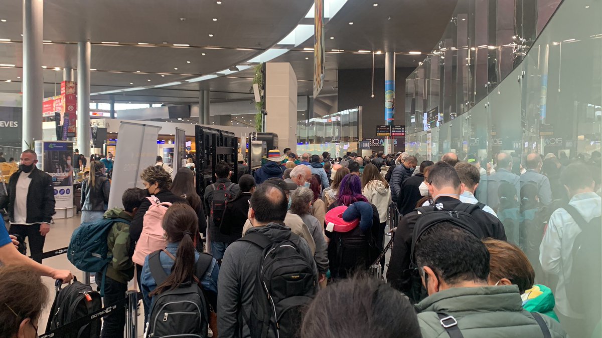 nataliallanoh's tweet photo. @MigracionCol no permite que avance proceso de salida en aeropuerto, pocos funcionarios en una época de alta demanda. No hay personal en @BOG_ELDORADO que apoye procesos de circulación de personas. ¡Falta de respeto total, más de dos horas haciendo fila y nada! @MinInterior https://t.co/WFInpPK7IL