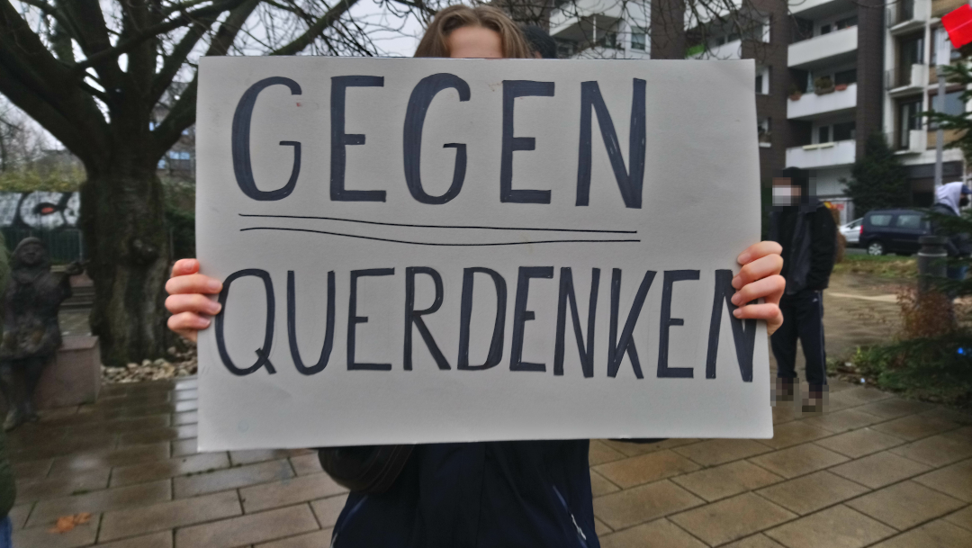 antifa_linke's tweet photo. Heute Abend wollen erneut Querdenker:innen durch Bochum spazieren. Da zeitgleich auch in anderen Städten Veranstaltungen stattfinden, wird es sicherlich nicht so groß, es bleibt trotzdem ein Anlass ihnen ihre Grenzen aufzuweisen. 

#Bochum #Bo1812 #Bo2012 https://t.co/ZYKyY70alS