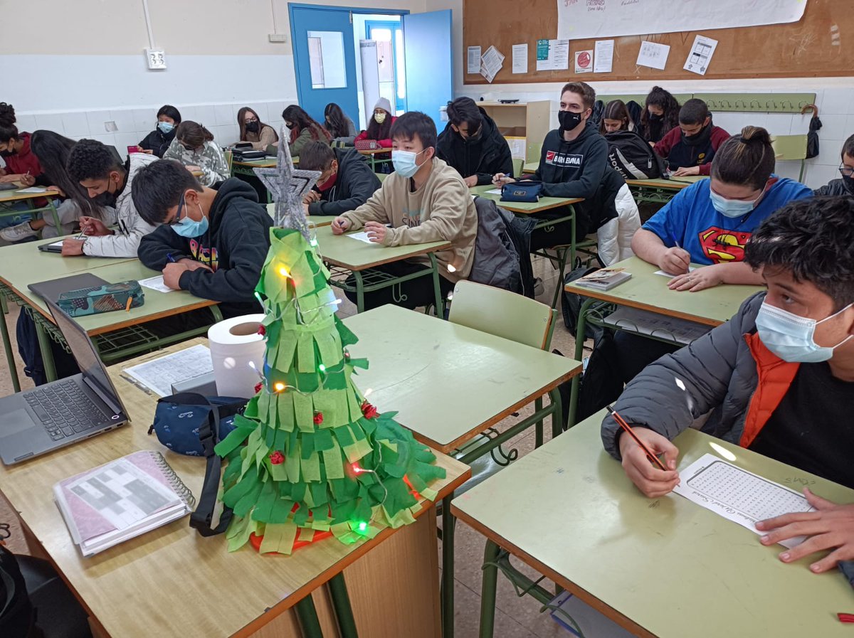 INSDolorsAleu's tweet photo. Bon nadal! #femfuster #institut #bonnadal https://t.co/V4KasHEln4