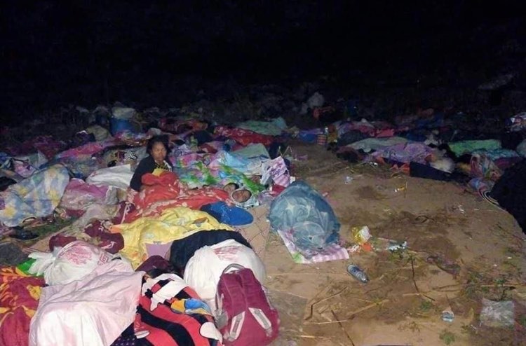 TheChindwin's tweet photo. Hundreds of civilians, internally displaced by the fighting in Lay Kay Kaw area of Myawaddy Tsp, Karen State, are forced to cross the border into Thailand after #junta's continued bombardment on IDPs camp, forcing them to sleep on riverbank. 

Read more: https://t.co/sz0B8qarDp https://t.co/GALl03tP4o