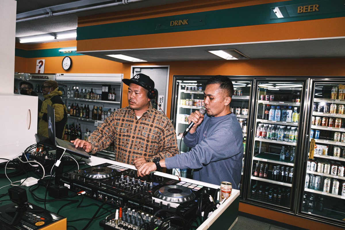 Fujiyama_Info's tweet photo. 昨日のFUJIYAMA SOUND IN DM710 〜コンビニからこんにちは🐝〜

にお集まりいただいた皆さん、今回機会をくださった @DM710_official の皆さんありがとうございました！

この音楽の素晴らしさを1人でも多くの方に届けていけるようにやっていきますので次回も是非よろしくお願いします🇯🇲🇯🇵🔊 https://t.co/uNqKKk1iLB