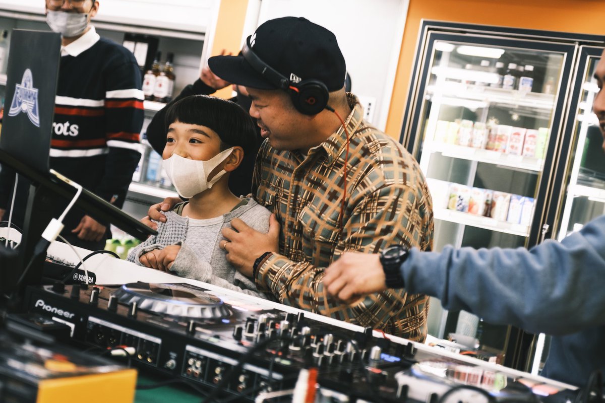 Fujiyama_Info's tweet photo. 昨日のFUJIYAMA SOUND IN DM710 〜コンビニからこんにちは🐝〜

にお集まりいただいた皆さん、今回機会をくださった @DM710_official の皆さんありがとうございました！

この音楽の素晴らしさを1人でも多くの方に届けていけるようにやっていきますので次回も是非よろしくお願いします🇯🇲🇯🇵🔊 https://t.co/uNqKKk1iLB