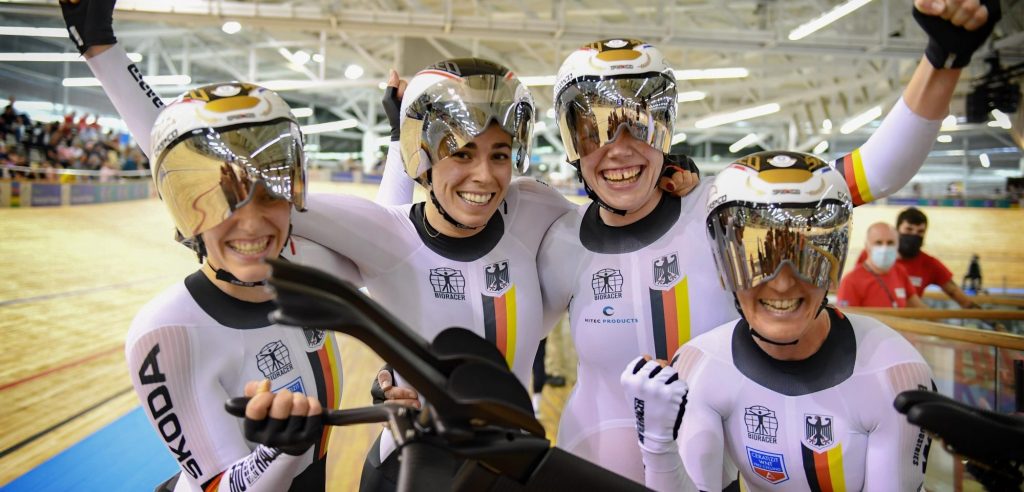 WielerFlitsBE's tweet photo. Vrouwen Duitse baanploeg uitgeroepen tot Team van het Jaar https://t.co/6zspSrZZB5
#Duitsland #LisaBrennauer #LisaKlein https://t.co/R53yu8p4Db
