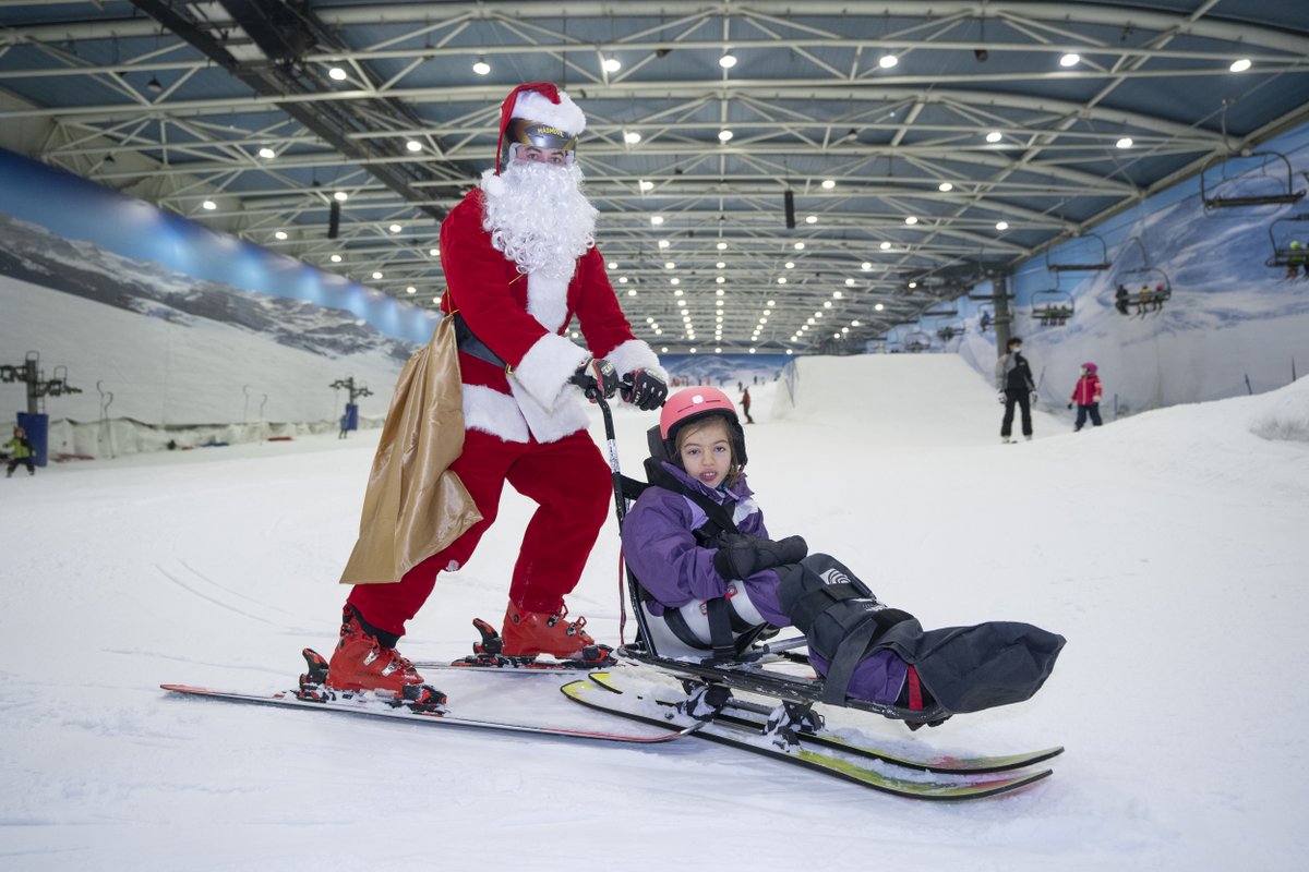Fund_Tambien's tweet image. Mágicos momentos de @janfarrell , #récordman mundial de esquí, que acompañó a #FundacionTambién en @SnozoneMadrid, como emisario de Papá Noel, para apoyar el #esquíadaptado acompañando a niños con grandes discapacidades. #deporteadaptado #Navidad