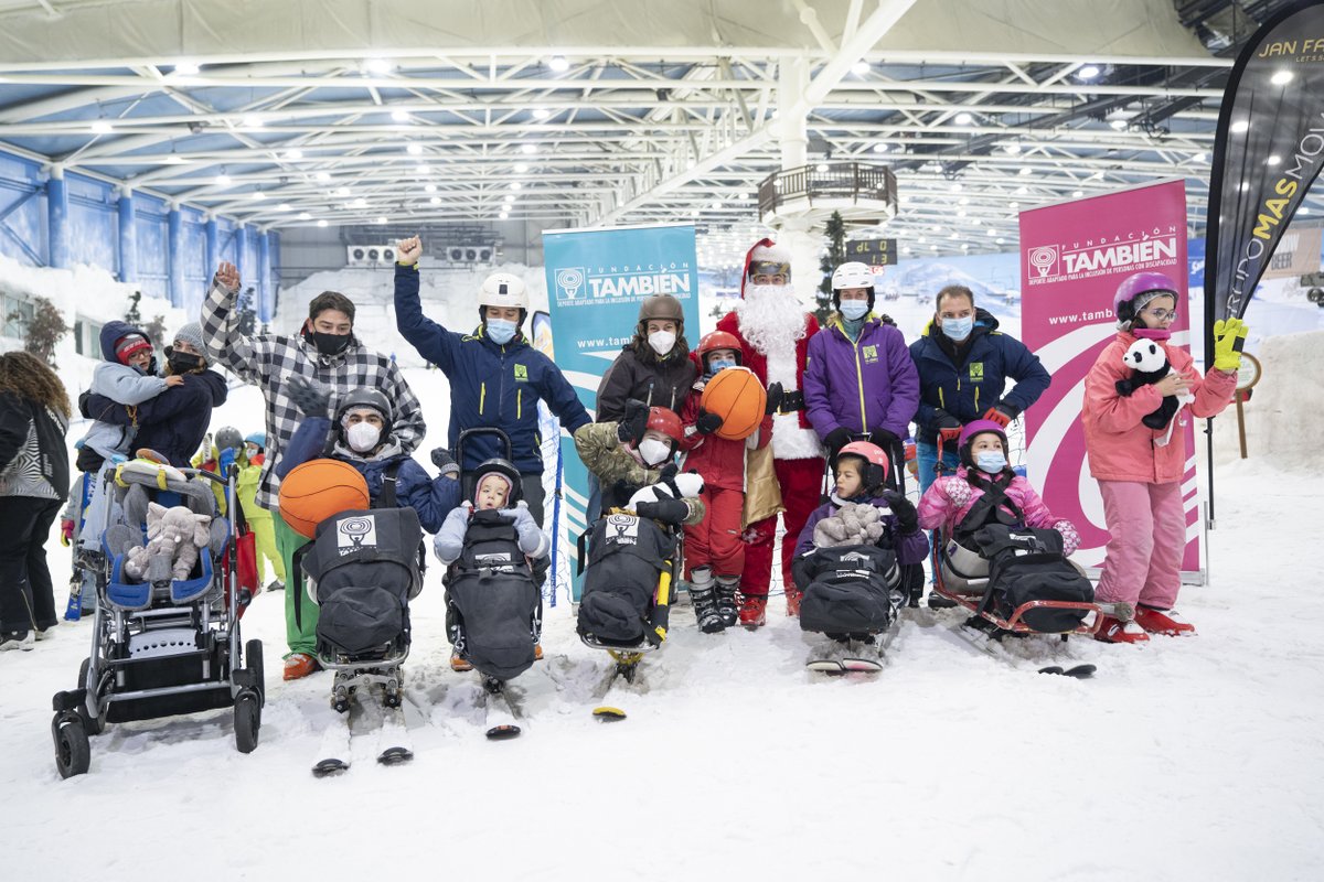 Fund_Tambien's tweet image. Mágicos momentos de @janfarrell , #récordman mundial de esquí, que acompañó a #FundacionTambién en @SnozoneMadrid, como emisario de Papá Noel, para apoyar el #esquíadaptado acompañando a niños con grandes discapacidades. #deporteadaptado #Navidad