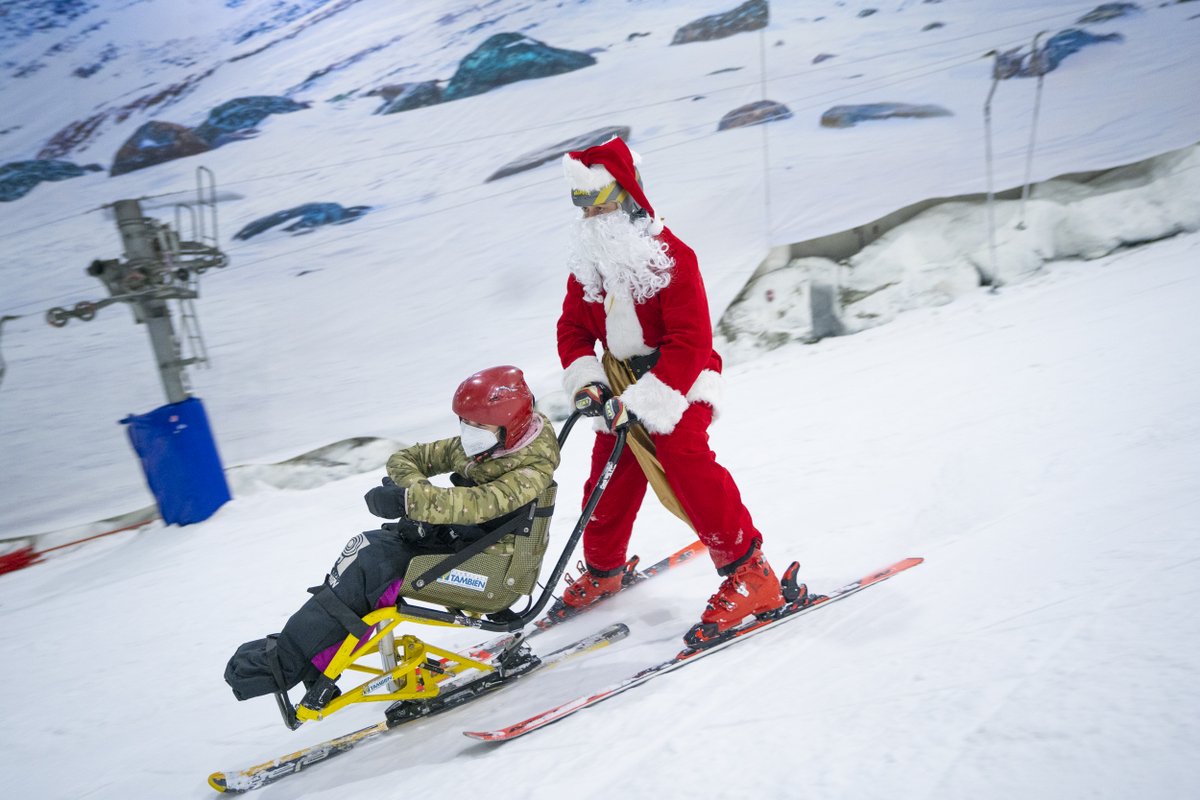 Fund_Tambien's tweet image. Mágicos momentos de @janfarrell , #récordman mundial de esquí, que acompañó a #FundacionTambién en @SnozoneMadrid, como emisario de Papá Noel, para apoyar el #esquíadaptado acompañando a niños con grandes discapacidades. #deporteadaptado #Navidad