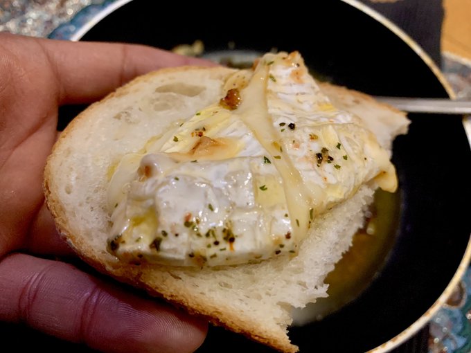 余ったチーズはパンに乗せる 