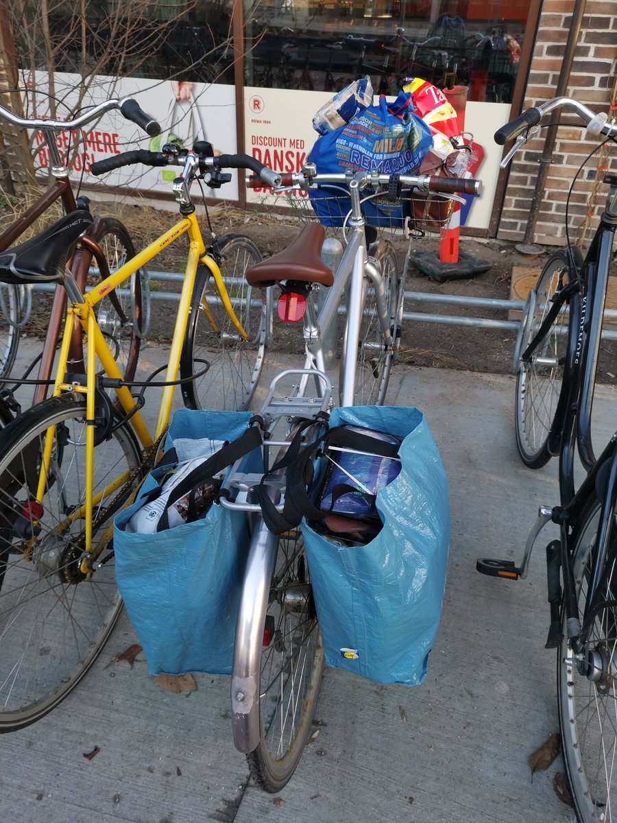 Christmas shopping by bike. 41.7 kg of food etc. For the next many days. Tell me again why you need a car for for this? This isn't even a #cargobike Marry Christmas to everyone. 🎄🚲🎄 <a href="/EuCyclistsFed/">European Cyclists' Federation</a> <a href="/CyclingEmbassy/">Cycling Embassy of 🇩🇰Denmark</a>