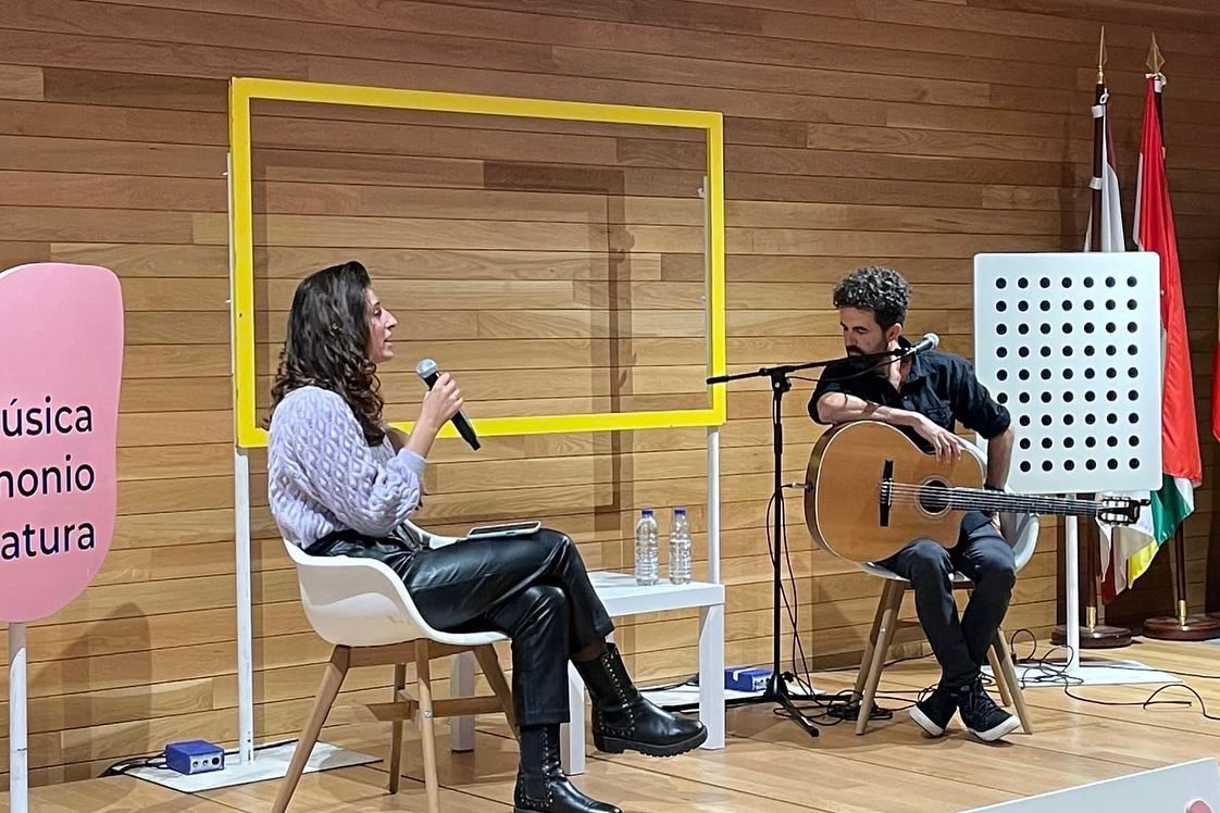_AArco's tweet image. El pasado Miércoles estuve en #TorredelMar presentando mi libro y cantando algunas canciones y el Sábado por la mañana hice lo propio en #Logroño. Gracias a todos los que me acompañasteis en ambas citas, estuve en la gloria ❤️

📷 @javihigh07