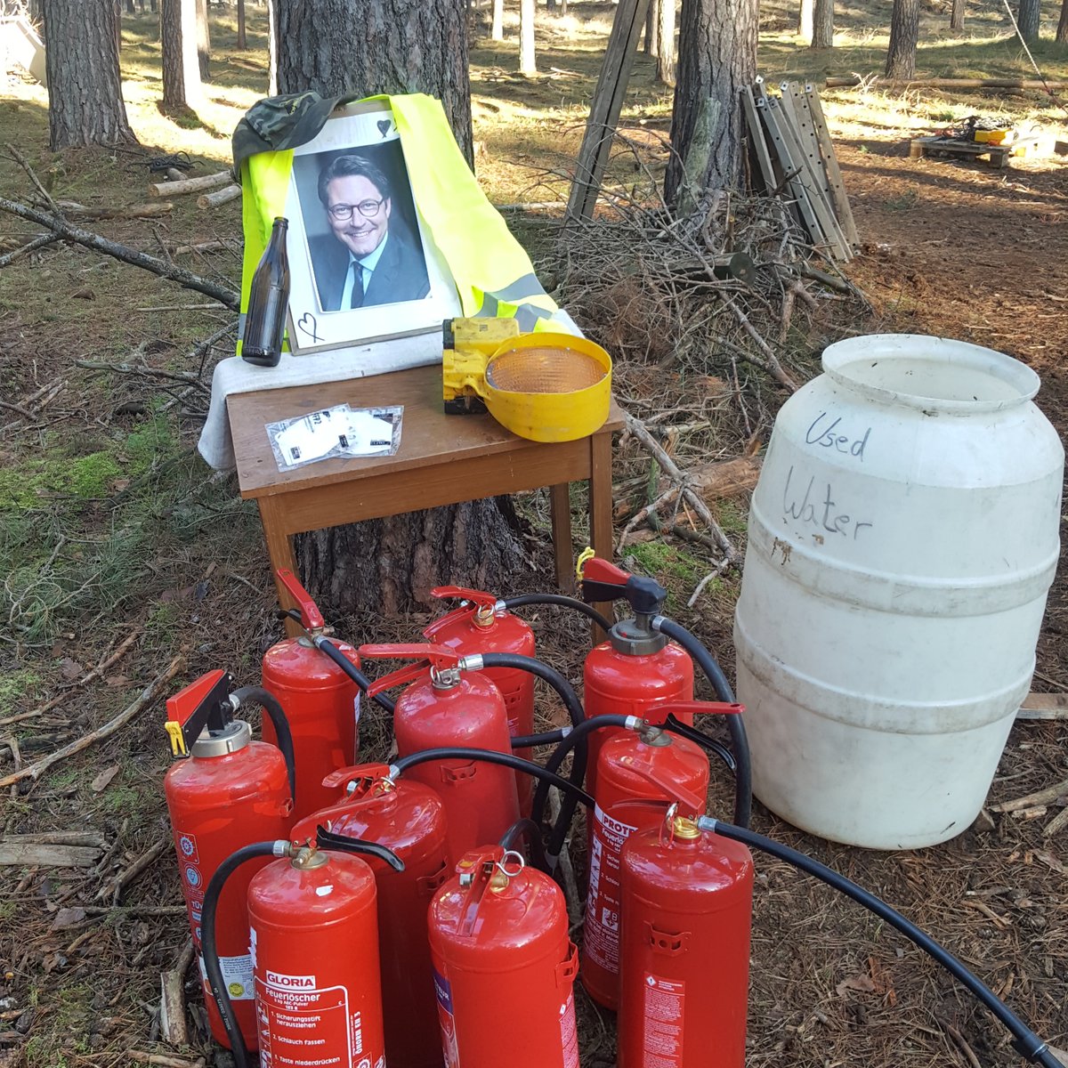 Scheuer be with you! This alltar serves as a gift station for departed comrade Andi Scheuer, with ten 6kg ABC fire extinguishers, a wastewater barrel, two FFP2 masks and a hidden firefighting swimming pool Thank you for taking care of moni! #Andischeuer #thanksforthesupport