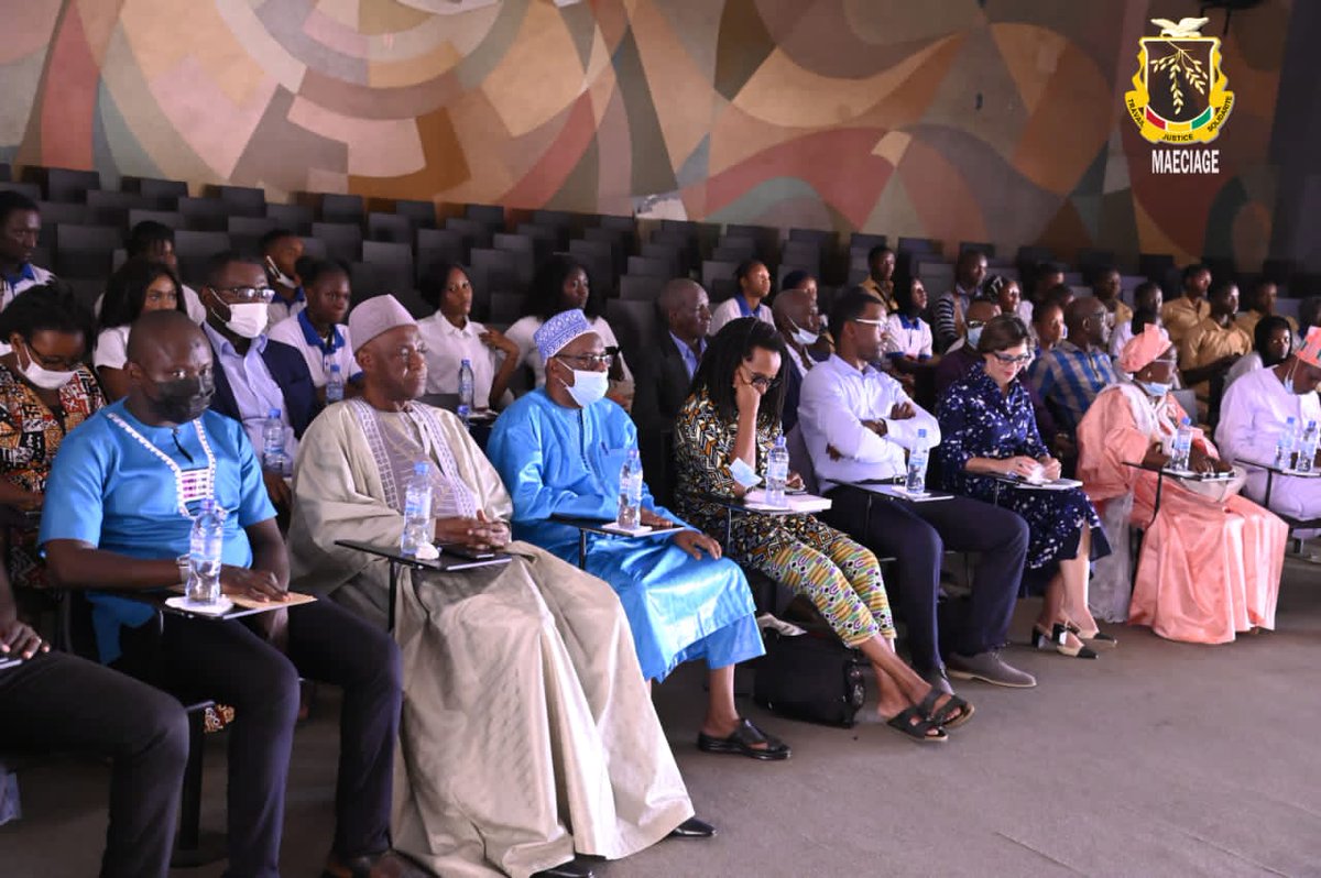 Conakry, le 18 Décembre 2021
Présentation et dédicace du livre Essai sur les fonctions diplomatique et consulaire.
#Auteur : M. l’Ambassadeur Mamadou Falilou BAH.
La cérémonie a été présidée par S.E. Dr <a href="/morissanda/">Dr. Morissanda Kouyaté</a>
#Diplomatie
#Coopération
#CNRD
#ConakryCapitaleMondialeDuLivre