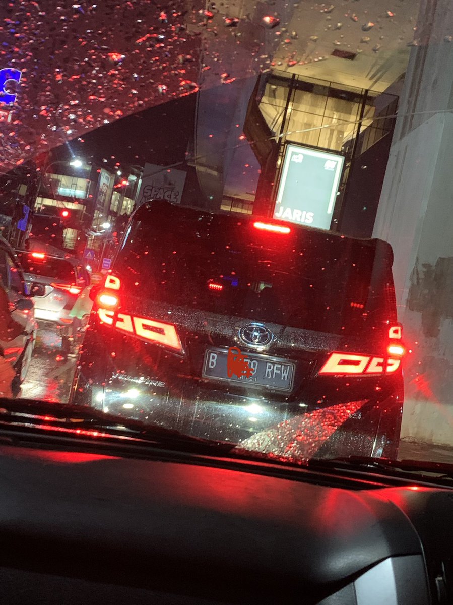 zharfani's tweet photo. #enakyajadipejabat, plat nomor ganjil ada di tanggal genap liwat depan 2 polisi dicuekin aja :””) iri akutu~~ https://t.co/XsYf2kAer7