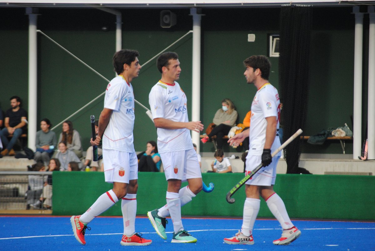rfe_hockey's tweet photo. La @AbsolutaMasc ya tiene lista de convocados para su primera concentración de 2022 en San Fernando #RedSticks 
https://t.co/0DxDG1Rs6g https://t.co/RNCB5RI1uu