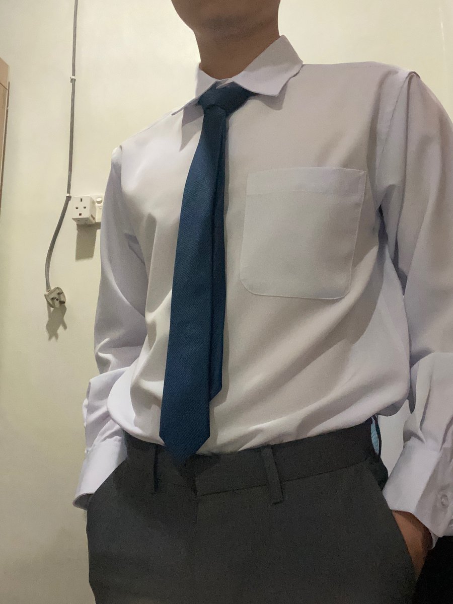 KenzPS01's tweet photo. 今天就想穿一穿新买的校服，配上我的西裤加领带… 
#校服控 #suitandtie #西装 #衬衫控 https://t.co/0xfbT0tT1M