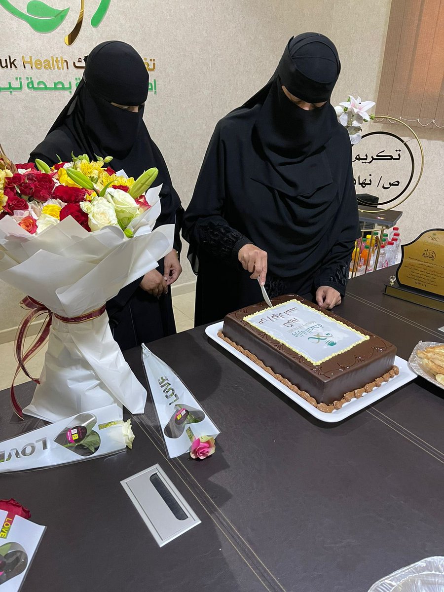 PHcareTB's tweet photo. كرمت إدارة الرعاية الصيدلية بـ #صحة_تبوك أحد قامات صيادلة #تبوك 
الصيدلانية نهاد كمال 
بعد مسيرة حافلة بالانجازات والجهود استمرت لـ ٣٤ عاما في #مستشفى_ضباء 
متمنين لها دوام التوفيق والسداد 

#شكراً_نهاد https://t.co/2bZoIrca9b