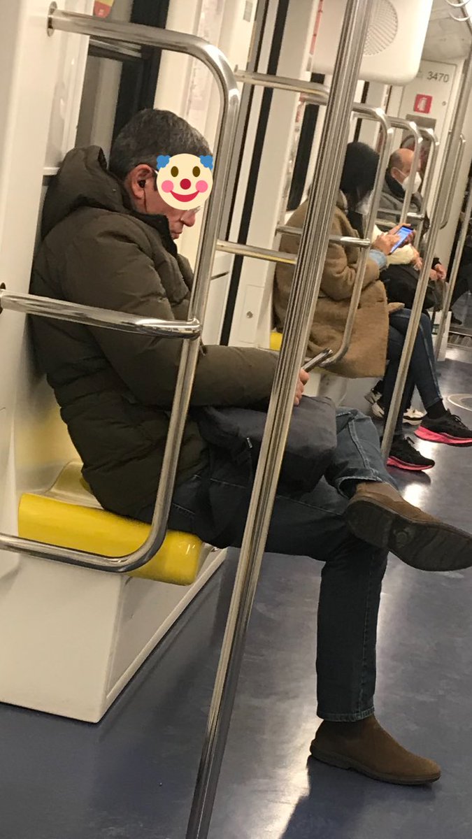 antonelladalex's tweet photo. Un applauso a questo pagliaccio in metro senza mascherina. @atm_informa dove sono i controlli? #COVID19 https://t.co/84a0qbdK1N