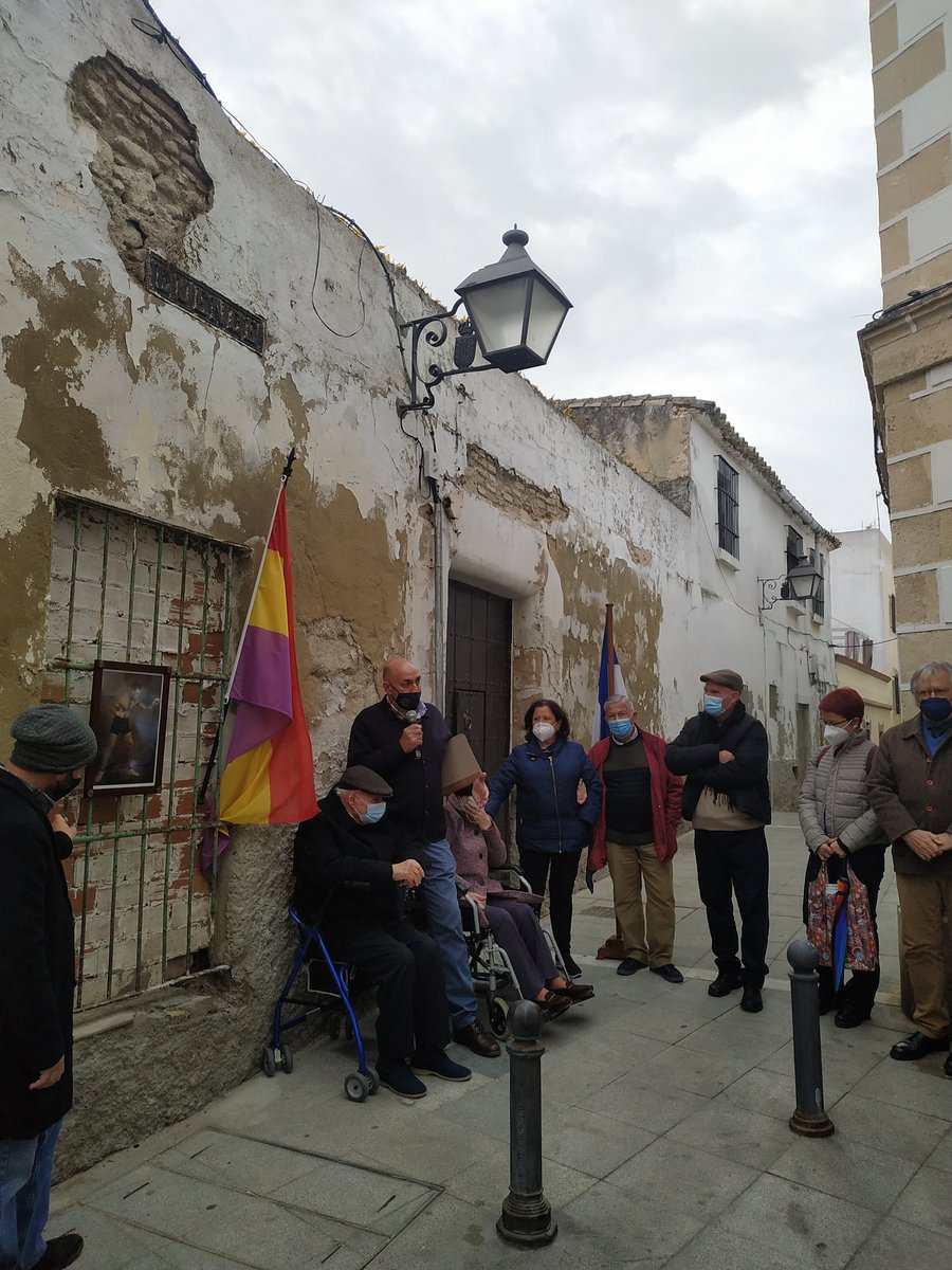 MemoriaJerez's tweet photo. Hoy hemos homenajeado a Manuel Mateo Callealta, bajado del tren y asesinado en Córdoba, cuando viajaba desde Jerez, para participar en unos  Juegos Olímpicos paralelos a los celebrados en Berlín por el régimen nazi. https://t.co/T3VPMEkPiF