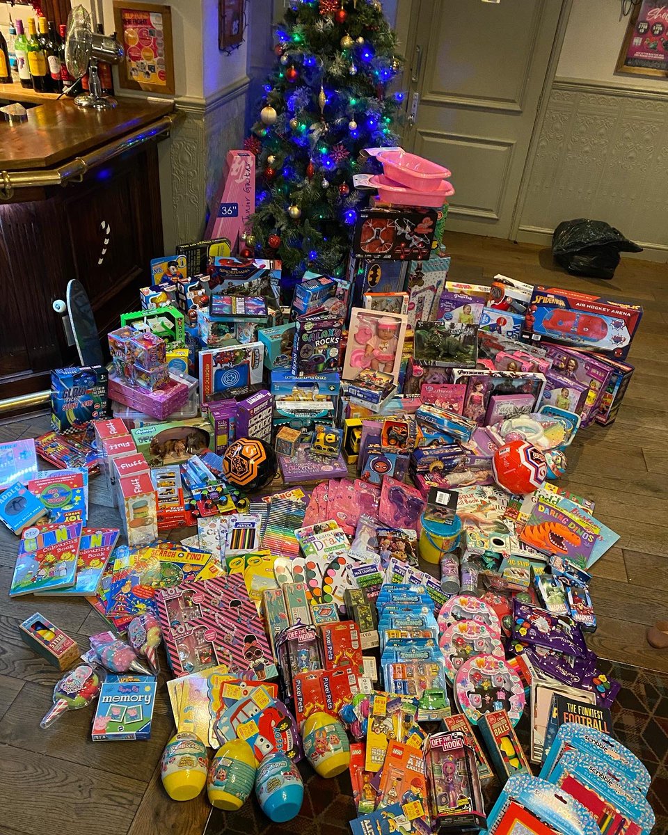 Bam95Hanson's tweet photo. 14 sacks, over 300 toys, 1 little girl on a mission ♥️🎄 helping our little love run her toy appeal for a 2nd year has been so heart warming! All ready to donate to @cashforkidsYLND  #handsworthinn #handsworth #sheffield #s13 #craftunionpubs #stonegatepubs https://t.co/htEfdcs4AY