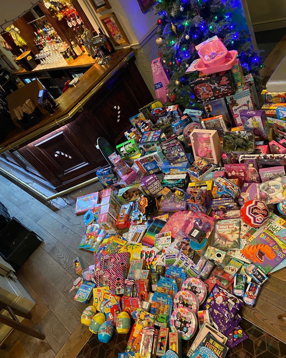 Bam95Hanson's tweet photo. 14 sacks, over 300 toys, 1 little girl on a mission ♥️🎄 helping our little love run her toy appeal for a 2nd year has been so heart warming! All ready to donate to @cashforkidsYLND  #handsworthinn #handsworth #sheffield #s13 #craftunionpubs #stonegatepubs https://t.co/htEfdcs4AY