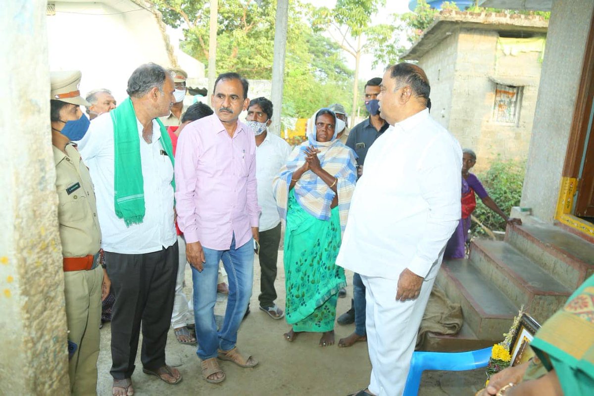 Kandala_mla's tweet photo. ✍️గువ్వలగూడెం గ్రామంలో ఇటీవల ప్రమాదవశాత్తు యాక్సిడెంట్ గురై అనారోగ్యంతో బాధపడుతున్న ఒంగురి వెంకటేశ్వర్లు గారి ఆరోగ్య స్థితిగతులను అడిగి తెలుసుకుని,ఆయాక్సిడెంట్ గురై మరణించిన మేధారమెట్ల నాగేశ్వరావుగారి కుటుంబాన్ని పరామర్శించిన ఎమ్మెల్యే కందాళ @KTRTRS @trspartyonline @TelanganaCMO https://t.co/h65eARaZeD