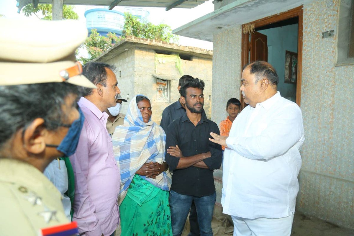 Kandala_mla's tweet photo. ✍️గువ్వలగూడెం గ్రామంలో ఇటీవల ప్రమాదవశాత్తు యాక్సిడెంట్ గురై అనారోగ్యంతో బాధపడుతున్న ఒంగురి వెంకటేశ్వర్లు గారి ఆరోగ్య స్థితిగతులను అడిగి తెలుసుకుని,ఆయాక్సిడెంట్ గురై మరణించిన మేధారమెట్ల నాగేశ్వరావుగారి కుటుంబాన్ని పరామర్శించిన ఎమ్మెల్యే కందాళ @KTRTRS @trspartyonline @TelanganaCMO https://t.co/h65eARaZeD