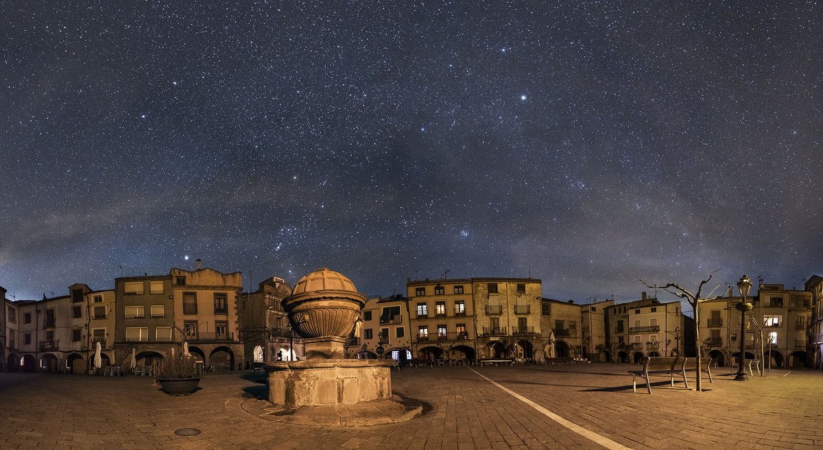 descobrircat's tweet photo. Les estrelles de Prades
👉 El cel nocturn de les muntanyes de Prades, la nova destinació turística Starlight.
✏️ Un dels 10 llocs que has de visitar abans que s’acabi el 2022. 
🔗 https://t.co/zj9ChZr4AE
📌 @MuntanyesCD @parcastroprades https://t.co/LeuaAJ5eEk