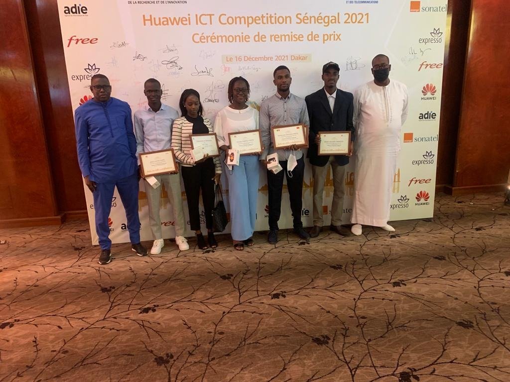 esp_dakar's tweet photo. Les étudiants de l’ESP se sont brillamment illustrés lors de la finale nationale de la 3ème édition du Huawei ICT Competition Sénégal 2021. En effet, neuf (09) d’entre eux sont lauréats dont Mouhamadou Moustapha SANTOS, boursier et membre de l’équipe championne nationale. https://t.co/9weQLVNgvm