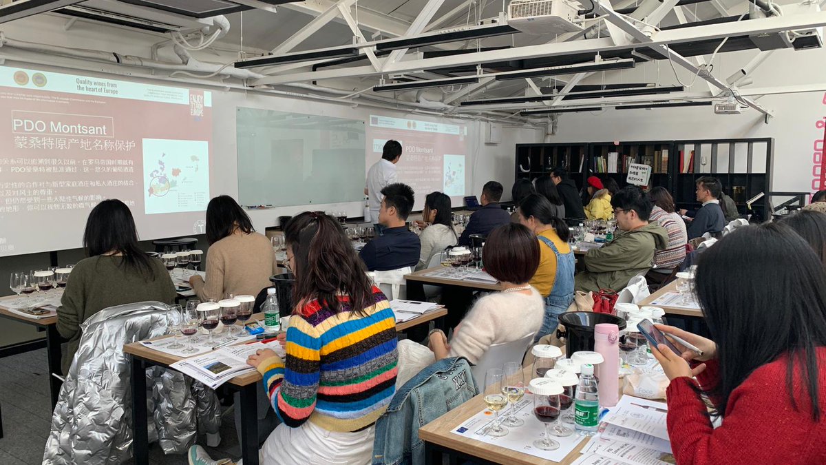 prodeCAT's tweet photo. El #TastingDay va comptar amb una masterclass dirigida pel Master Sommelier xinès Mr.Yang Lu, que va presentar les 10 DOs participants i vins representatius de cada una, i una exposició dels vins del projecte #TasteTheDifference https://t.co/FXNrfnc7VR