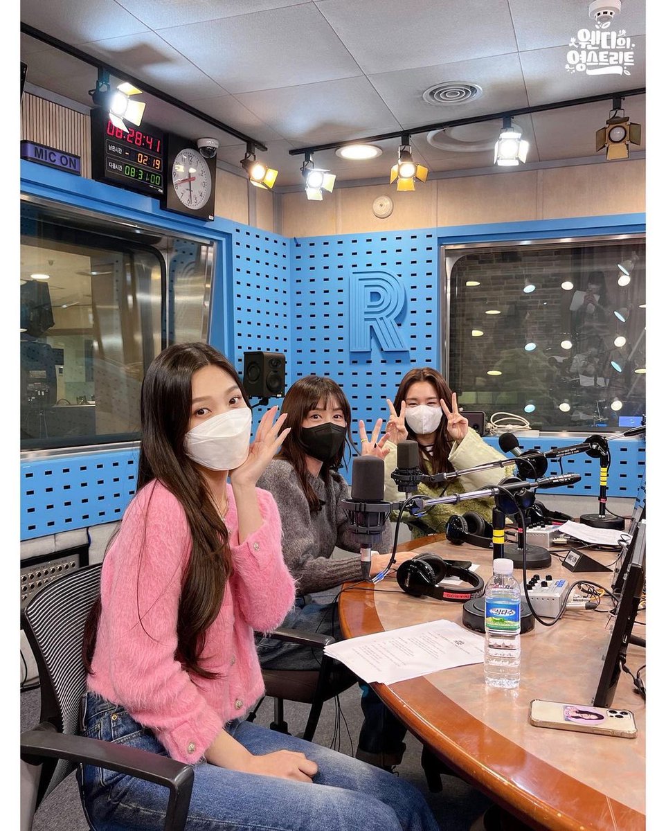 #AhnEunjin, #Joy, and #KangYewon at Wendy’s Youngstreet 💖