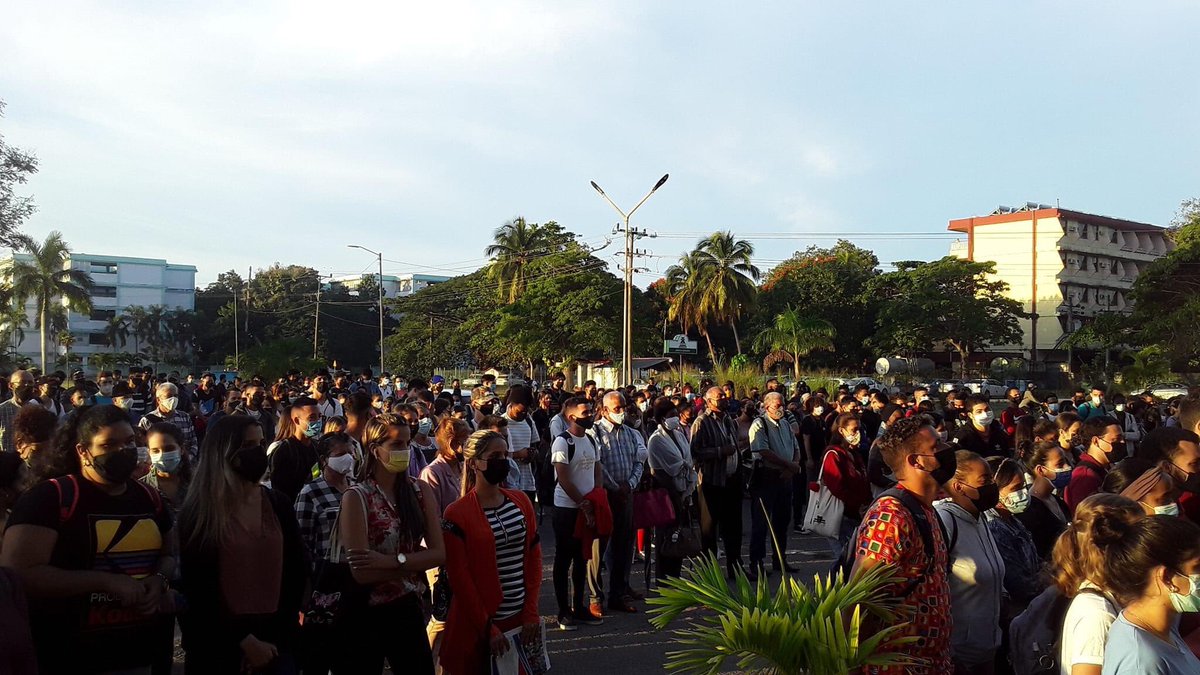 Radio_Guama's tweet photo. 🇨🇺 @FeuCuba 🇨🇺 Con el recordatorio a nuestros jóvenes mártires y el grito de PRESENTE nuestro estudiantado inició los festejos por el aniversario 99 de la Federación Estudiantil Universitaria, una organización de vanguardia y futuro. 
✍🏻 @UPR_Cuba
#99FEU #PinardelRío https://t.co/jmHxpAb5hb