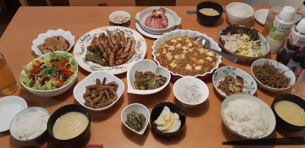 今夜の夕飯🍴アスパラとエリンギとししとうの肉巻き&色々野菜とベビーホタテのサラダ🥗&カマンベールチーズのベーコン包み焼き&残り物達～☺️チーズ好きな三男にカマンベールを