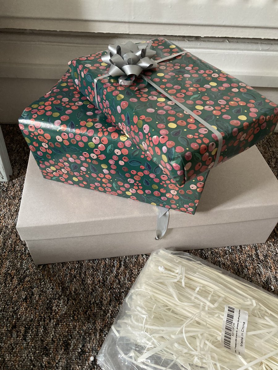 なんとかラッピング完了！プレゼント準備よーし！日本のラッピングサービスの素晴らしさを実感したわ
