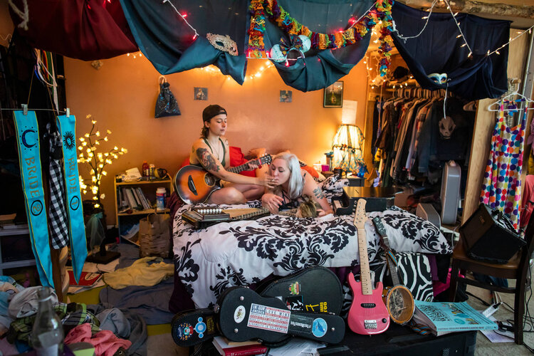 diyphotography's tweet image. Photographer travels across the US to take intimate photos of people and their bedrooms [mildly NSFW] - diyphotography.net/photographer-t…